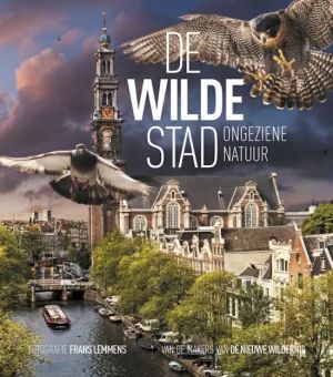 Roofvogel en duif vliegen boven Amsterdamse grachten met de tekst "De Wilde Stad".