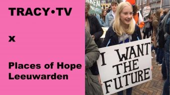 Jong meisje houdt bord omhoog met tekst: "I WANT THE FUTURE". Links tekst: TRACY•TV X Places of Hope Leeuwarden.