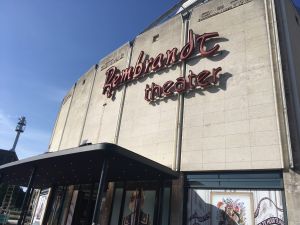 Rembrandt Theater met neonreclame in het Nederlands, gebouw met tekst "Rembrandt theater".