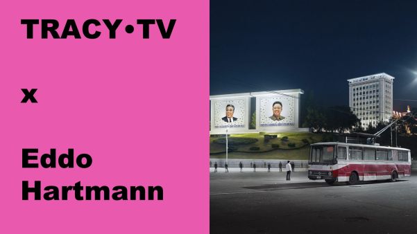 TRACY•TV X Eddo Hartmann: Noord-Koreaanse leiders op posters, rode bus.