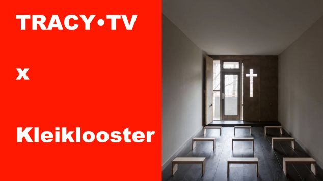 TRACY•TV X Kleiklooster: hal met stoelen op een rij voor een deur met kruis.