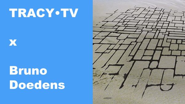 TRACY•TV x Bruno Doedens op een strand met patronen in het zand.