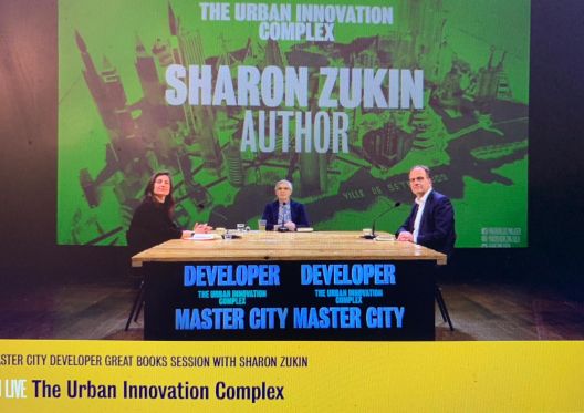 Sharon Zukin auteur, zittend aan tafel tijdens de Urban Innovation Complex sessie.