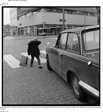 Kind met koffer op zebrapad bij auto, hoek Hartmannstraat/Westblaak. Firma Ahrend.