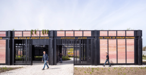 Gebouw met tekst 'The Voice of Urban Nature', Amsterdam Almere en twee mannen.