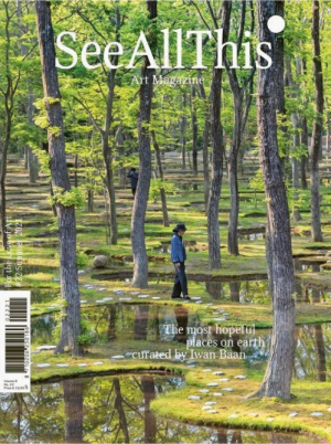 See All This Art Magazine: hoopvolle plekken op aarde, gecureerd door Iwan Baan. Mensen lopen over stenen paden in een bos met reflecties.