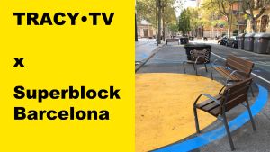 TRACY•TV x Superblock Barcelona: banken en vuilnisbakken op geel en blauw geverfd plein
