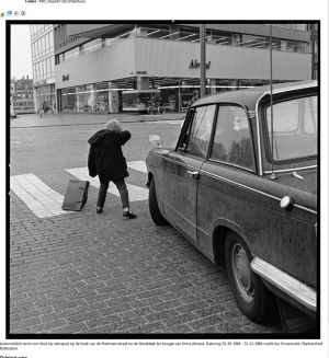 Kind met koffer op zebrapad bij auto, hoek Hartmannstraat/Westblaak. Firma Ahrend.