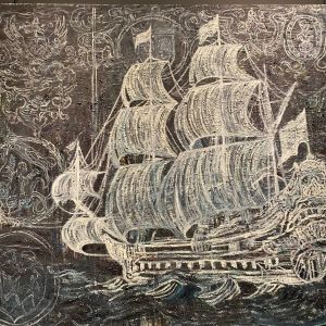 Zeilend schip op ruwe zee met ornamenten op de achtergrond.