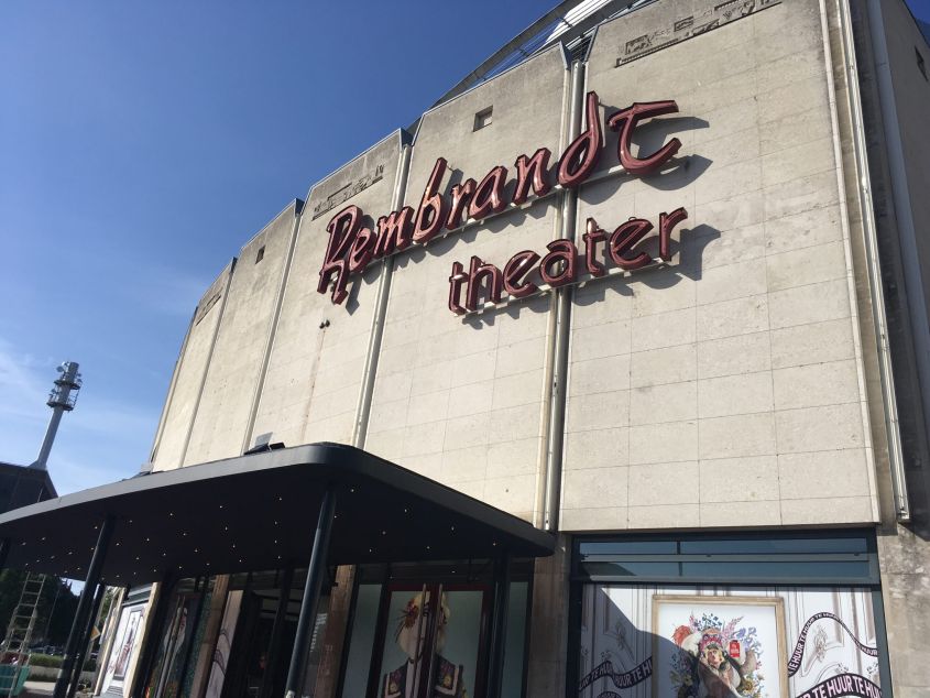 Rembrandt Theater met neonreclame in het Nederlands, gebouw met tekst "Rembrandt theater".