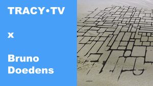 TRACY•TV x Bruno Doedens op een strand met patronen in het zand.
