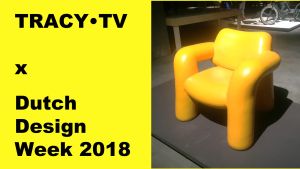 Gele, opblaasbare stoel bij TRACY•TV x Dutch Design Week 2018.