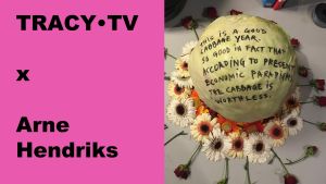 Kool met tekst over economie, omringd door bloemen, naast tekst "TRACY•TV x Arne Hendriks".