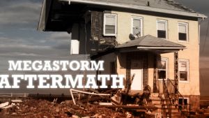 Een verwoest huis na een storm, met tekst "MEGASTORM AFTERMATH"