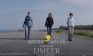 Drie wandelaars lopen op een dijk; tekst "WATER WALKS DISCOVER I JMEER 4-5 JUNE 2021".