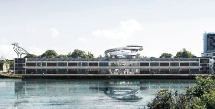 Modern gebouw aan water, met stalen vogelsculptuur en spiraalvormige toren.