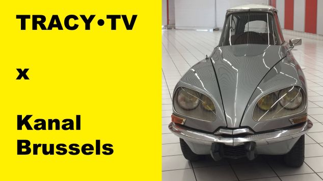 Citroën DS bij TRACY•TV x Kanal Brussels met tekst op gele achtergrond.