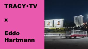 TRACY•TV X Eddo Hartmann: Noord-Koreaanse leiders op posters, rode bus.
