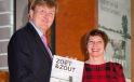 Koning Willem-Alexander en vrouw met boek "ZOET & ZOUT" voor museumkunst.