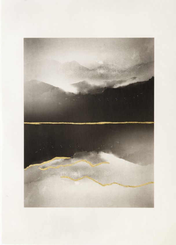 Abstract landschap met bergen, water en gouden lijnen.
