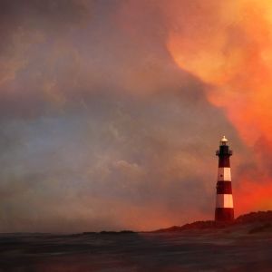 Vuurtoren op zandduinen bij zonsondergang met oranje en grijze lucht