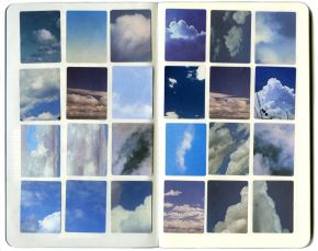 Tien rijen van vier foto's van luchten met wolken, sommige helderblauw, andere donker met gestreepte en pluizige wolken.