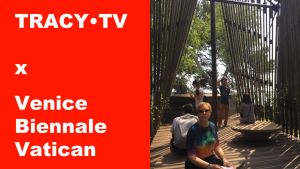 TRACY•TV x Venice Biennale Vatican. Mensen zitten rond een houten structuur in de buitenlucht.