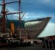 Zeilschip voor moderne RVS trapgebouw met tekst "DISCOVERY" op boot.
