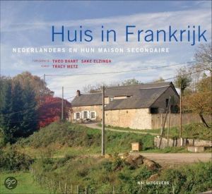 Boek "Huis in Frankrijk" met een landhuis, Nederlandse ondertitel en namen van fotografen en tekstschrijver.