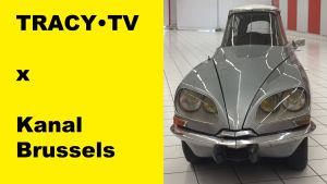 Citroën DS bij TRACY•TV x Kanal Brussels met tekst op gele achtergrond.