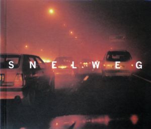 Snelweg met auto's in mist en rode gloed, tekst "Snelweg" in witte letters.