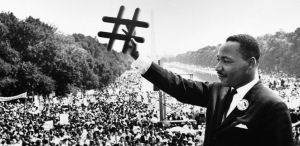 Martin Luther King Jr. houdt # vast voor een menigte bij het Lincoln Memorial, Washington D.C.