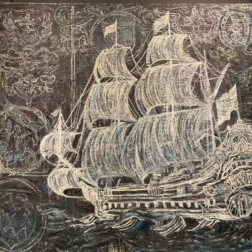 Zeilend schip op ruwe zee met ornamenten op de achtergrond.