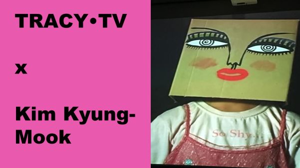 Vak met getekend gezicht op hoofd, tekst TRACY•TV x Kim Kyung-Mook, shirt "So Shy"