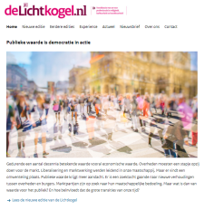 Mensen op een drukke straat, met tekst "Publieke waarde is democratie in actie" en "Lees de nieuwe editie van de Lichtko...".