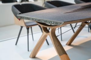 Tafel van gerecycled Amsterdams grachtenplastic met tekst, bij stoffen stoelen