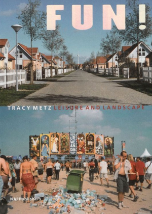 Boekcover met 'FUN!' boven een straat van huizen en daaronder een festivalterrein met posterkunst.