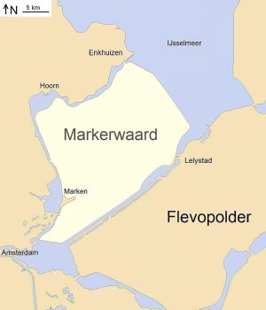 Kaart van Nederland met Markerwaard, IJsselmeer, Flevopolder, Enkhuizen, Hoorn, Marken, Lelystad en Amsterdam.