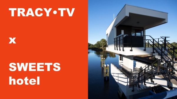 TRACY•TV x SWEETS hotel, moderne witte toren met trap aan water.