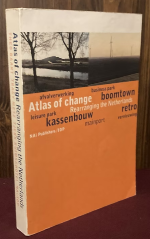 Atlas of change: Rearranging the Netherlands. Tekst: afvalverwerking, business park, leisure park, kassenbouw, mainport, boomtown, retro, vernieuwing.