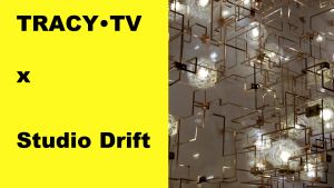 TRACY•TV x Studio Drift. Een geometrische installatie met lampen.