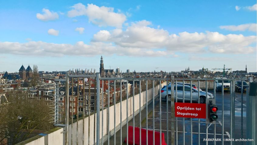 Rode stopbord met stopstreep, verkeerslicht en auto's op parkeerplaats, met stadsuitkijk.