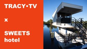 TRACY•TV x SWEETS hotel, moderne witte toren met trap aan water.