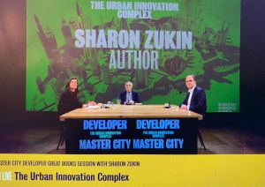 Sharon Zukin auteur, zittend aan tafel tijdens de Urban Innovation Complex sessie.