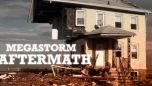 Een verwoest huis na een storm, met tekst "MEGASTORM AFTERMATH"